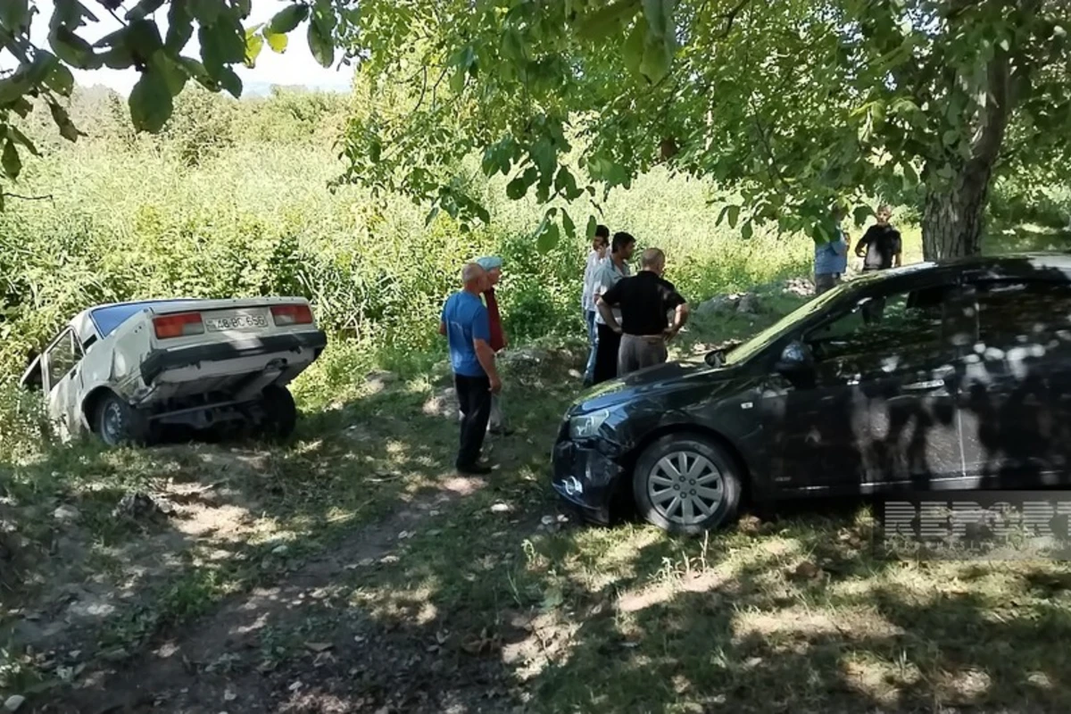 Oğuzda 3 avtomobil toqquşdu, biri kanala aşdı - FOTO