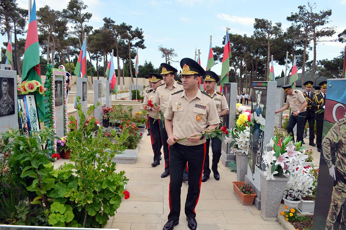Müdafiə Nazirliyinin şəxsi heyəti Şəhidlər xiyabanını ziyarət edib - FOTO