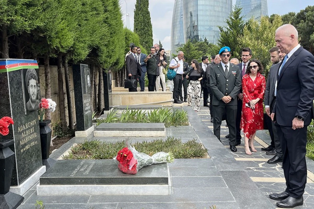 İsrail müdafiə naziri Milli Qəhrəman Albert Aqarunovun məzarını ziyarət etdi