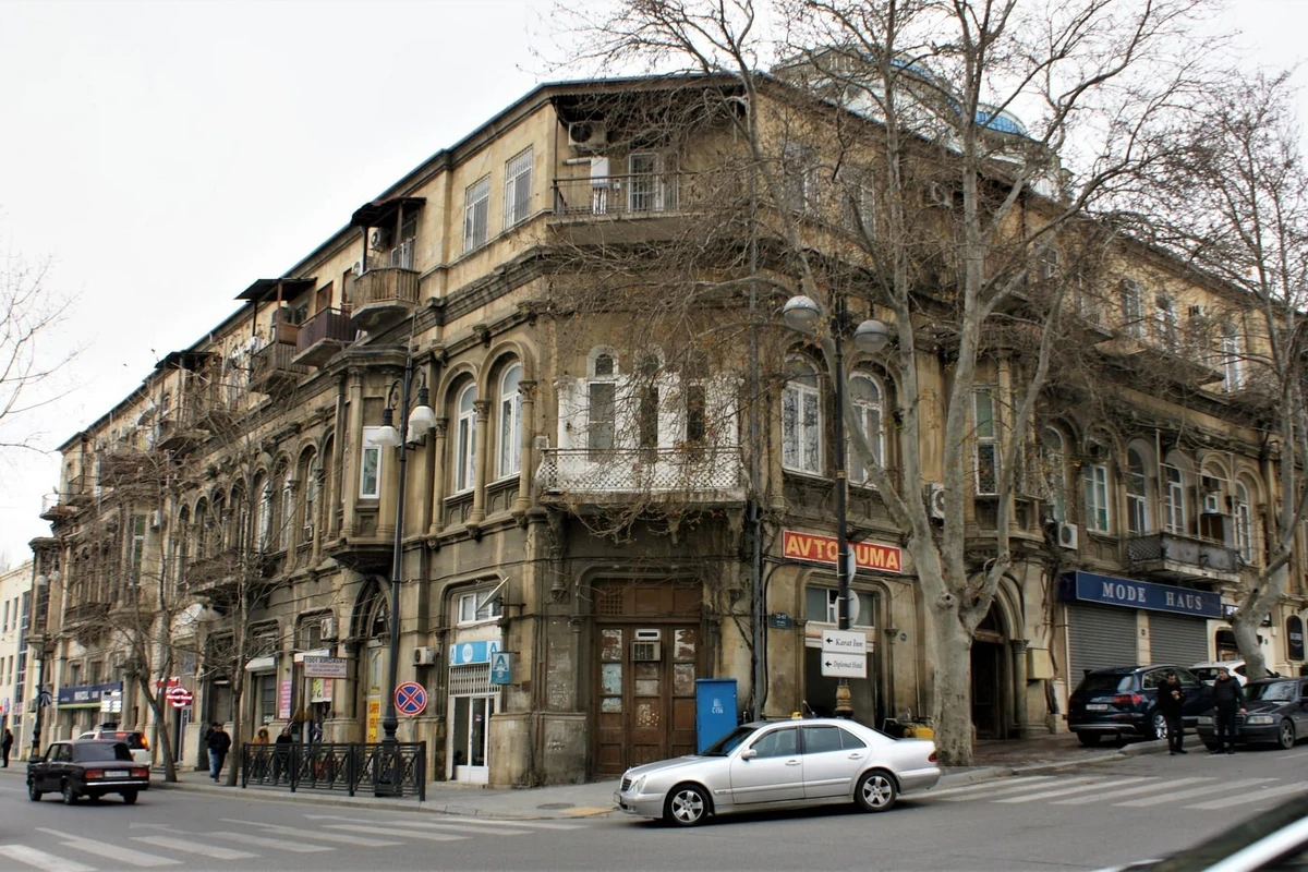 Bakıda tarixi bina SÖKÜLÜR - FOTO