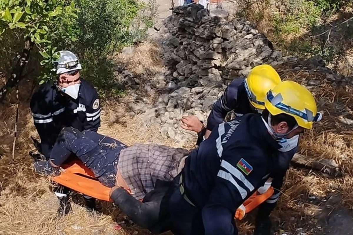 Bakıda 53 yaşlı kişi hündürlükdən yıxılaraq köməksiz vəziyyətdə qalıb - FOTO\VİDEO