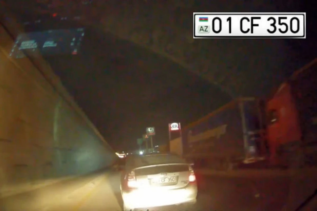 Üç dəqiqə ərzində iki dəfə qayda pozan Prius sürücüsü cəzalandırıldı - VİDEO