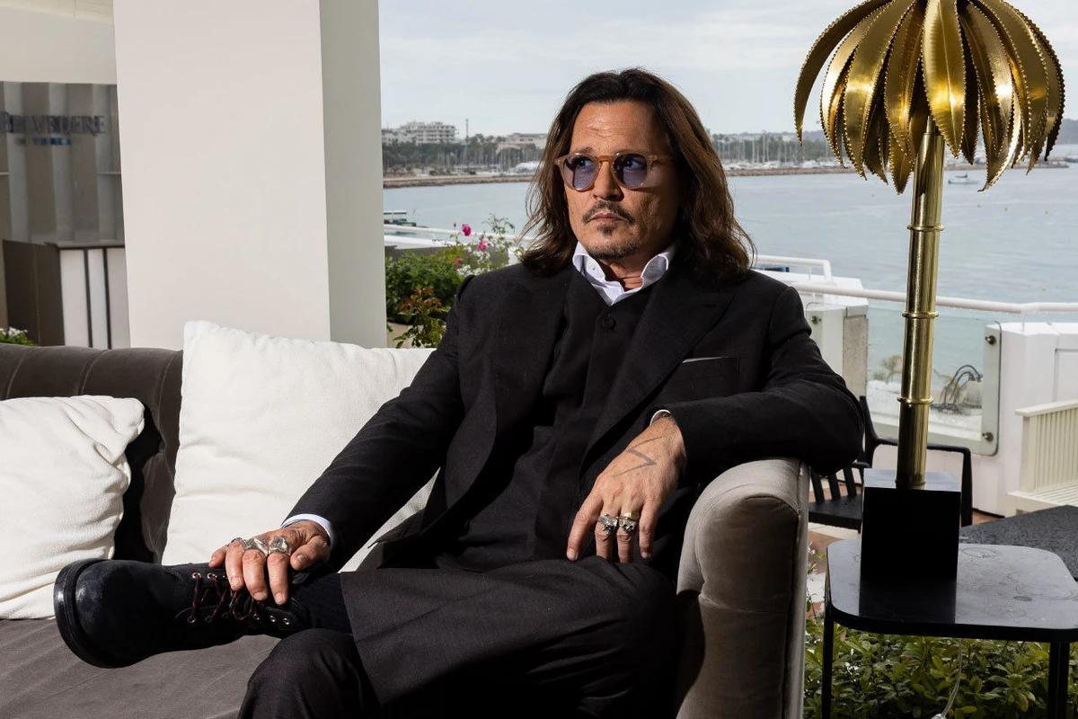 Conni Depp əsa ilə gəzərkən görüntüləndi - FOTO Conni Depp əsa ilə gəzərkən görüntüləndi - FOTO