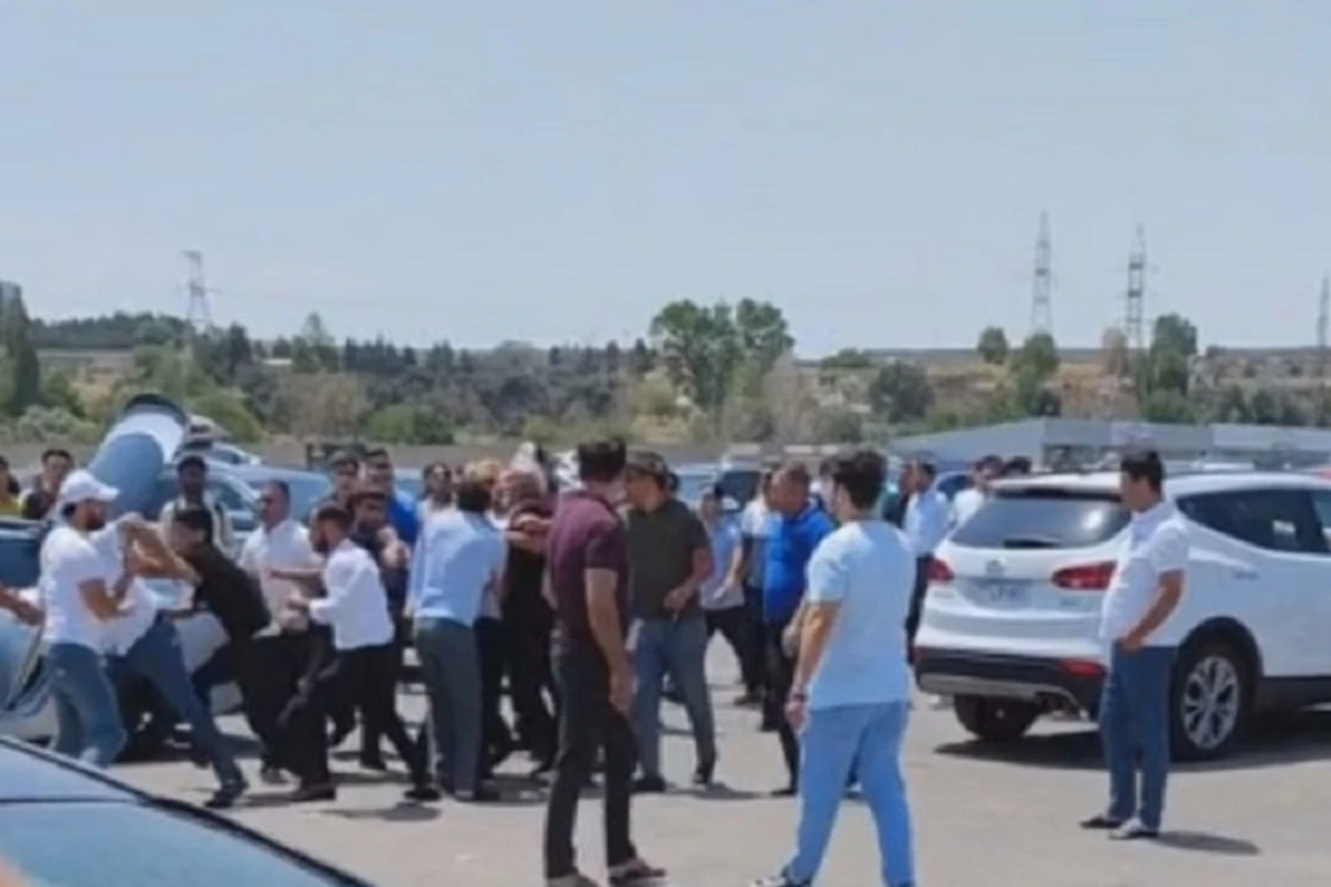 Bakıda “Maşın bazarı”nda kütləvi dava - VİDEO Bakıda “Maşın bazarı”nda kütləvi dava - VİDEO