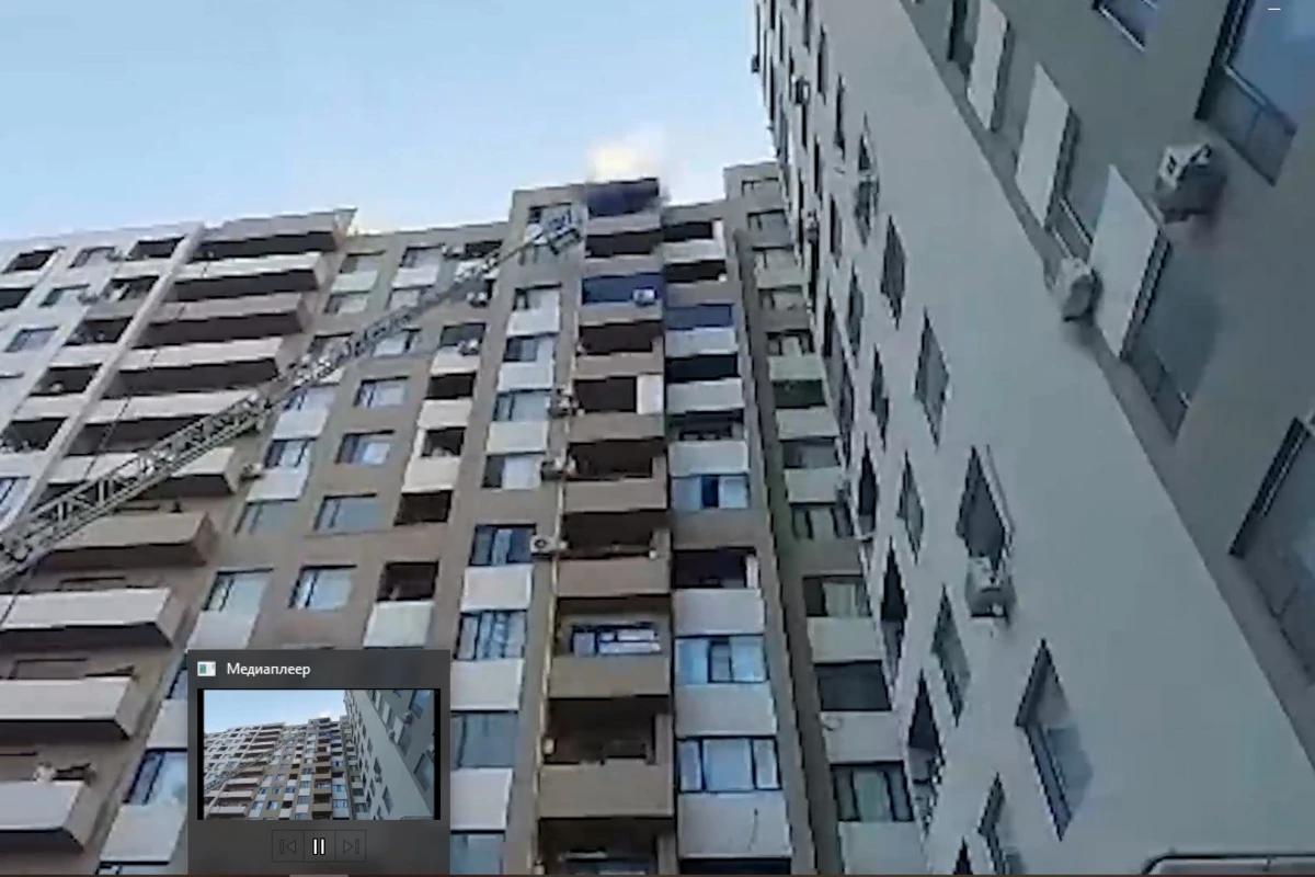 В бакинской многоэтажке произошел пожар - ВИДЕО
