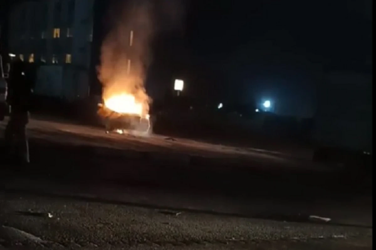 В Баку сгорел Mercedes - ВИДЕО В Баку сгорел Mercedes - ВИДЕО