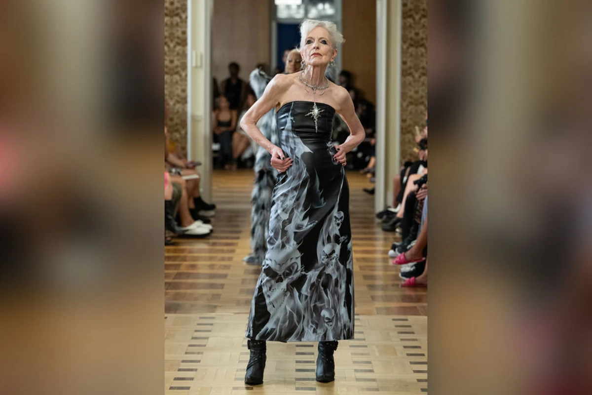 72 yaşlı model Berlin Moda Həftəsində podiuma çıxdı