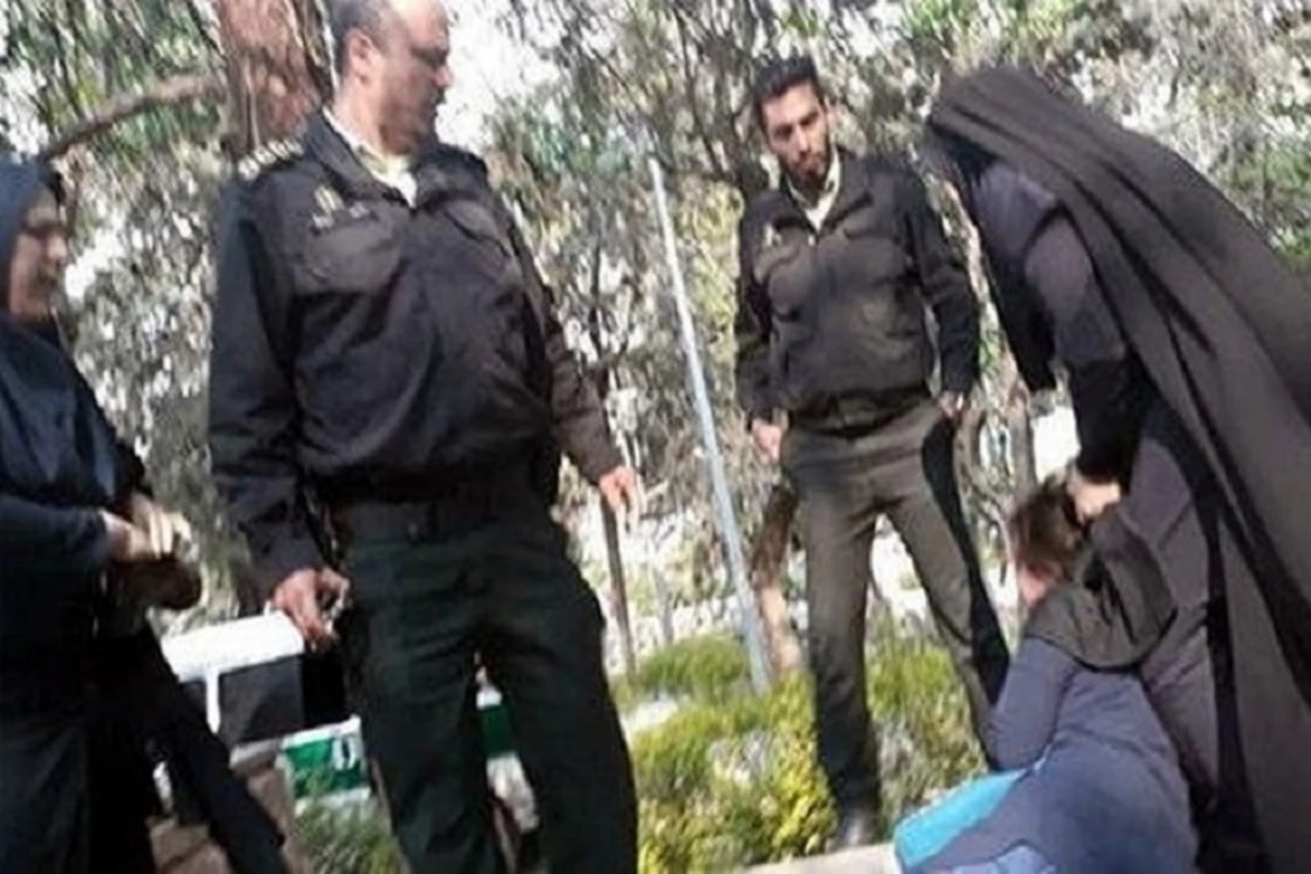 İranda “Əxlaq polisi” gənc qızı döyüb - VİDEO