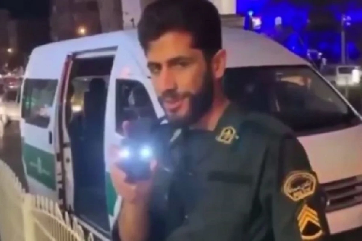 İranda “əxlaq polisi” hicabsız qadınların şəklini çəkir - VİDEO