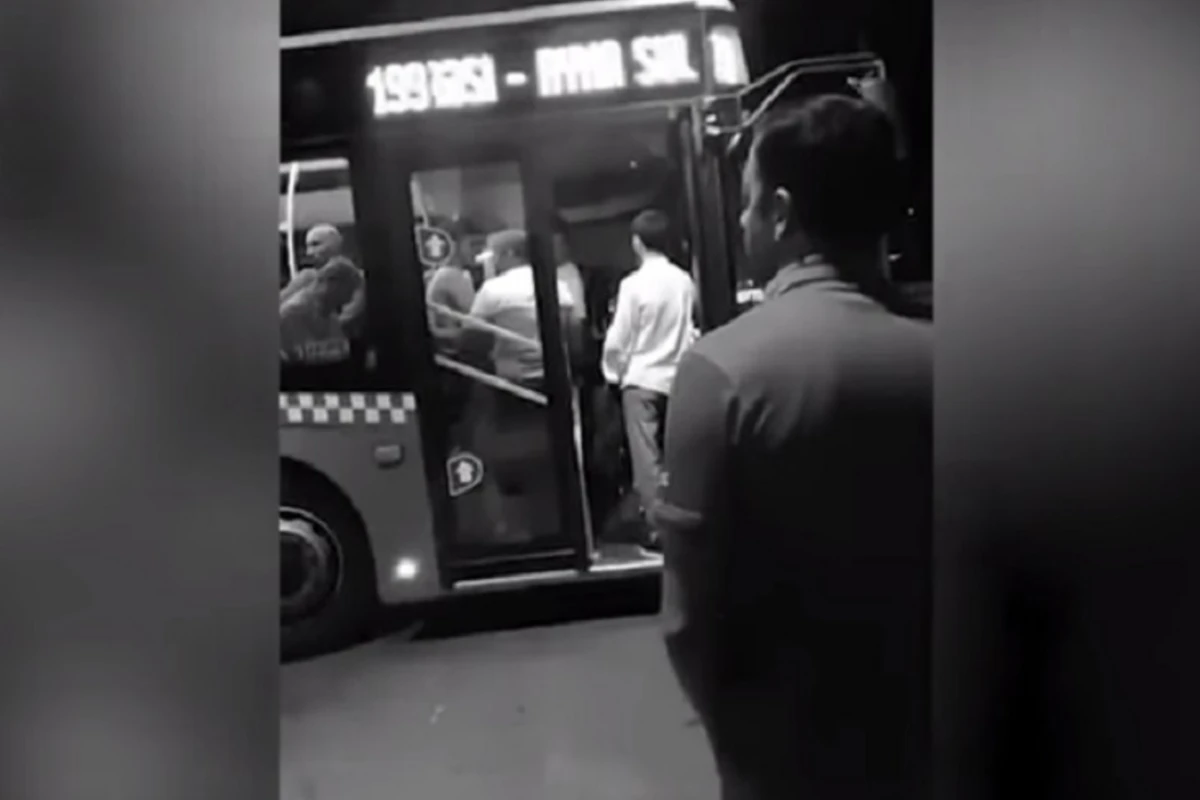 Bakıda sürücü 40 qəpiyə görə yaşlı qadını avtobusa buraxmadı - VİDEO