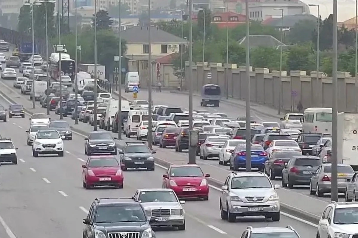 Bakının bir sıra yollarında tıxac yaranıb - SİYAHI