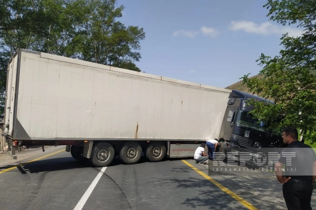 В Огузе восстановлено движение по дороге, заблокированной фурой после аварии - ОБНОВЛЕНО + ФОТО