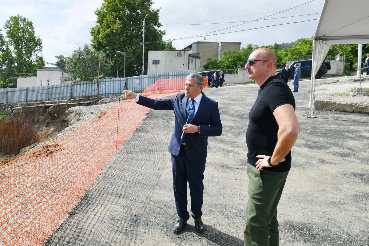 Prezident İlham Əliyev Şuşa şəhər xəstəxanasının binasında tikinti işlərinin gedişi ilə tanış olub - FOTO