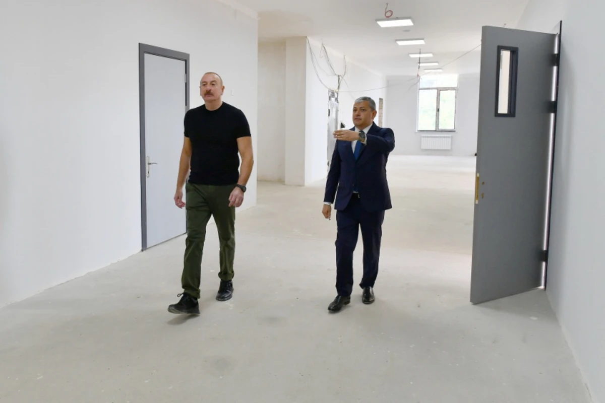 Prezident Şuşada 1 nömrəli tam orta məktəbin binasında tikinti işlərinin gedişi ilə tanış olub - FOTO