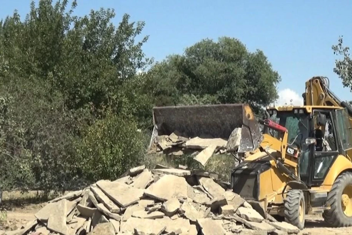 Naxçıvanda yararsız layihələndirilən məktəb binası sökülüb - FOTO