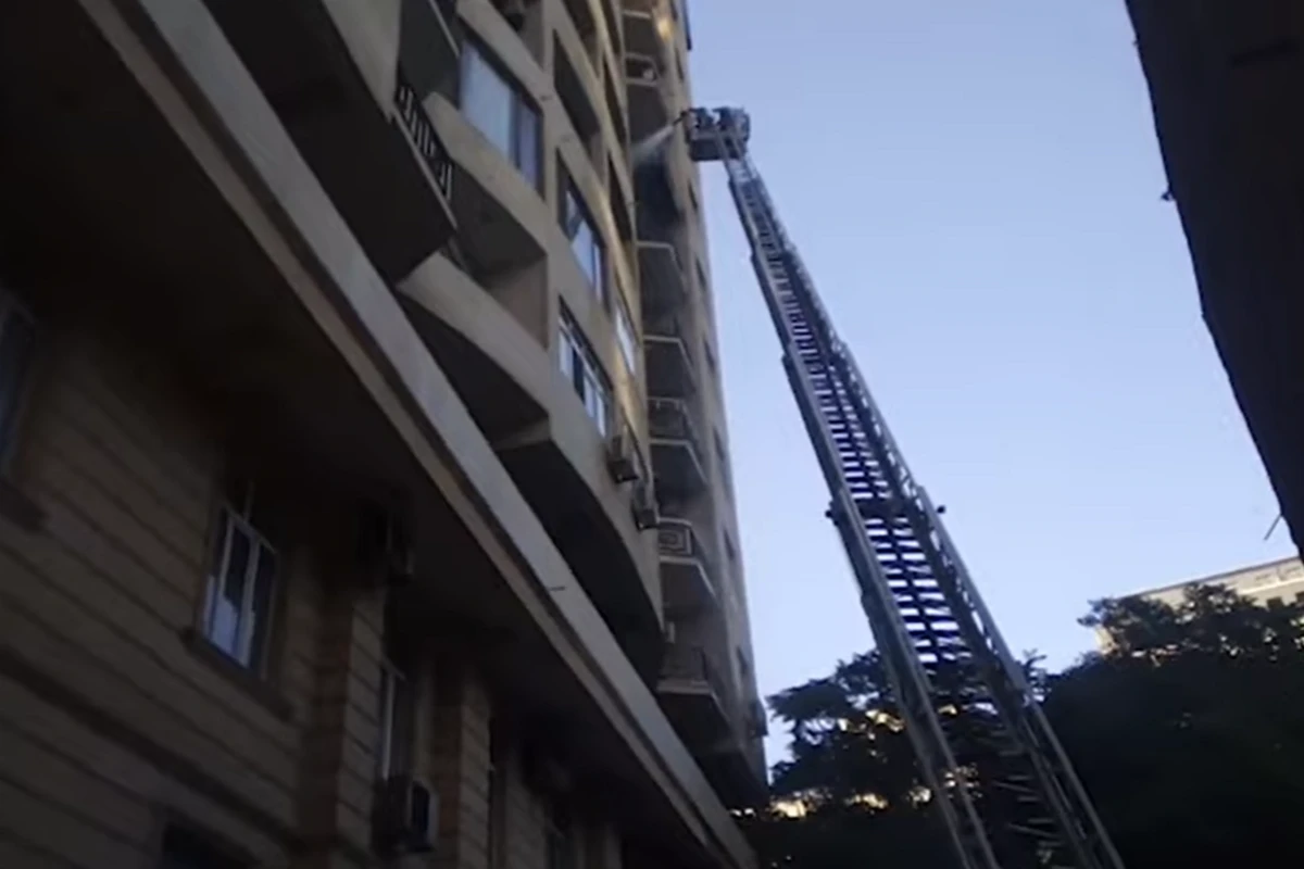 Пожар в многоэтажном доме в Баку: 1 человек погиб, 25 жильцов эвакуированы - ВИДЕО