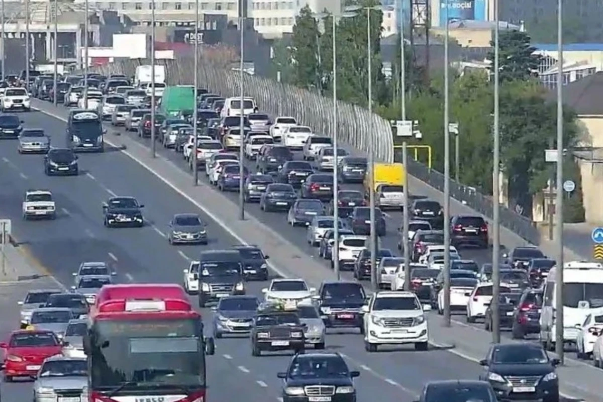 На ряде улиц и проспектов Баку затруднено движение транспорта - СПИСОК