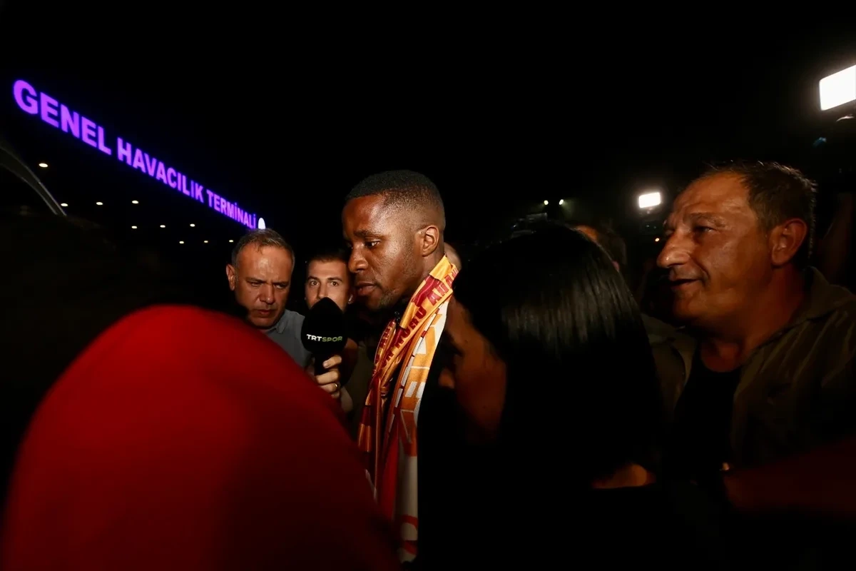 Qalatasaray azarkeşləri Zahanı böyük coşqu ilə qarşıladı - FOTO/VİDEO