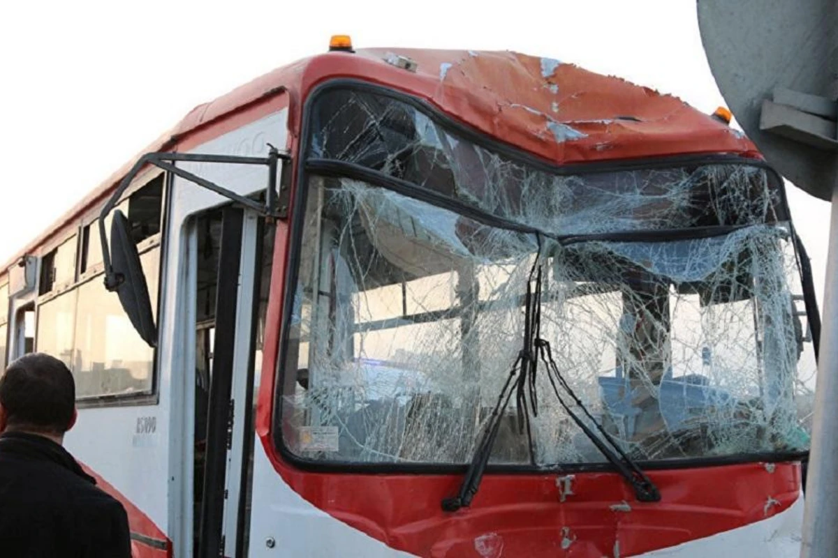Bakıda iki sərnişin avtobusu toqquşdu - Xəsarət alanlar var Bakıda iki sərnişin avtobusu toqquşdu - Xəsarət alanlar var