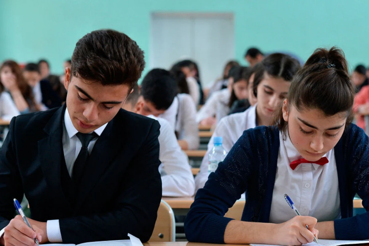 Azərbaycanda orta məktəbi bitirən 126 şagird qızıl, 95-i isə gümüş medalla təltif olunub - SİYAHI