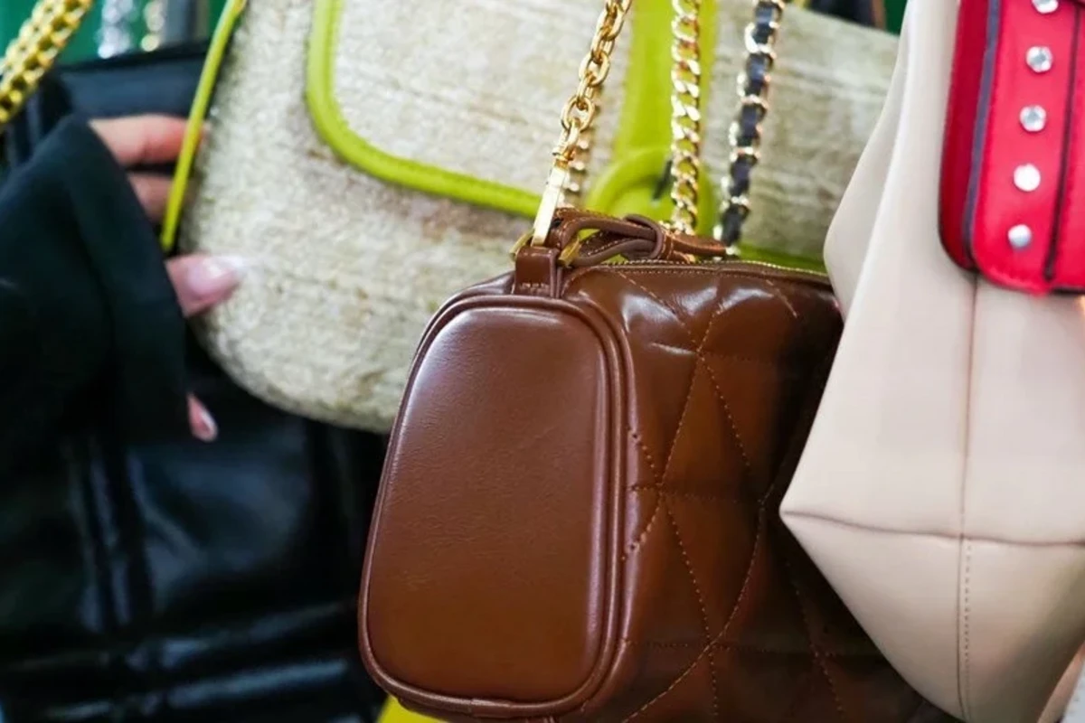 İkinci əl mağazaya gətirilən çantadan külli miqdarda pul çıxdı