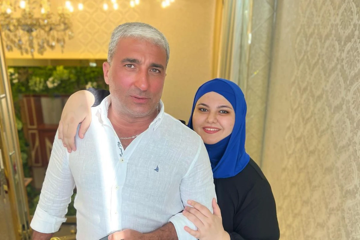 Əməkdar artistin qızından iradlara CAVAB: İstədiyim paltarı istədiyim yerə geyinə bilərəm - VİDEO