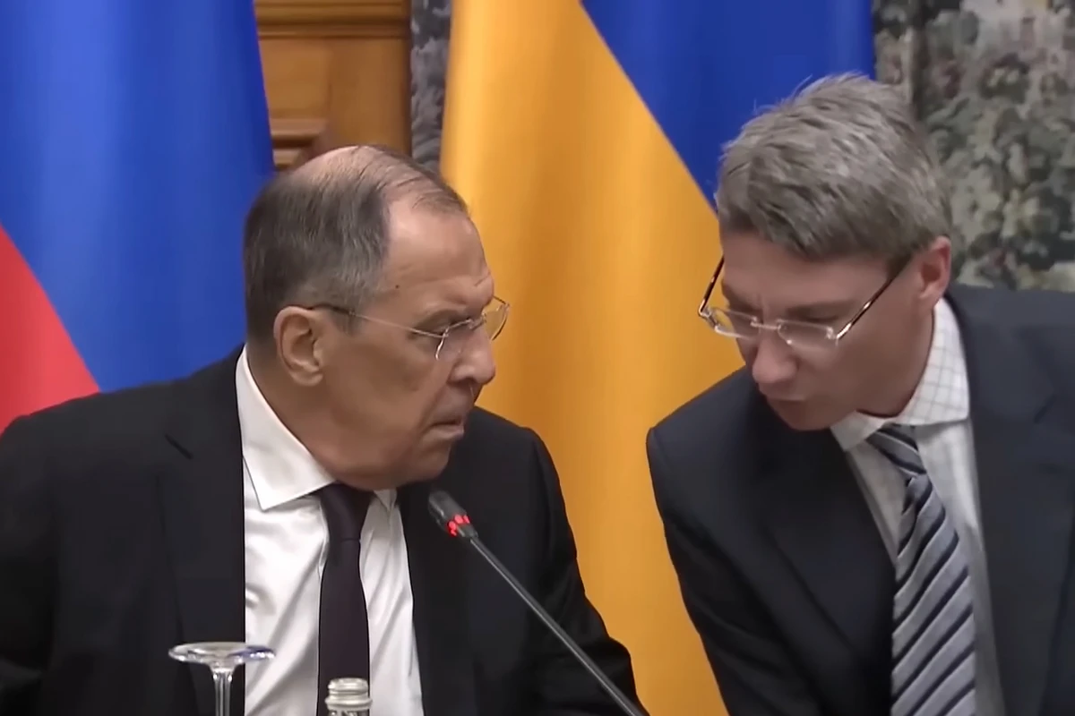 Что прошептал на ухо Сергею Лаврову его помощник во время трехсторонней встречи в Москве? - ВИДЕО