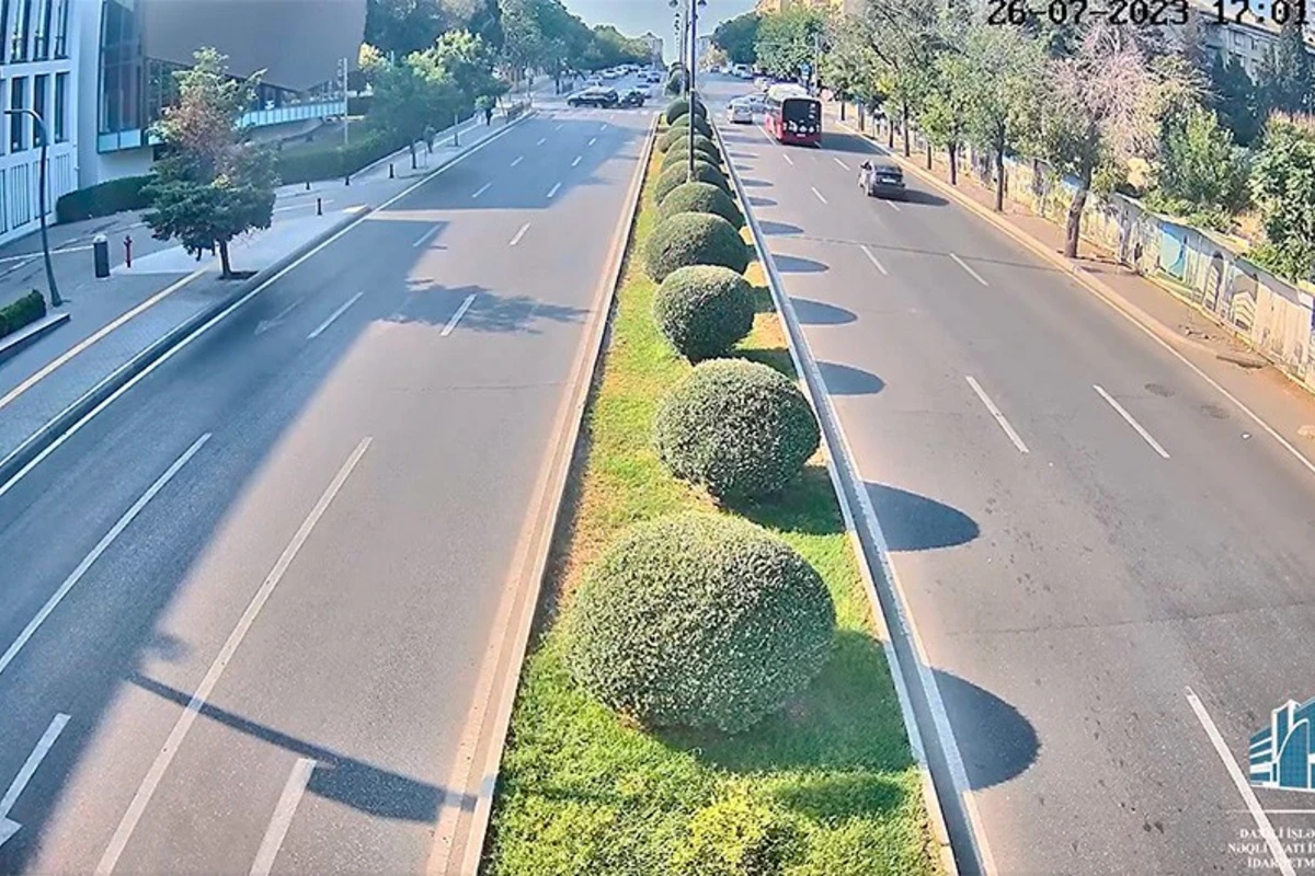 Bakıda qadağanedici işarəni keçən sürücü qəza törədib - VİDEO