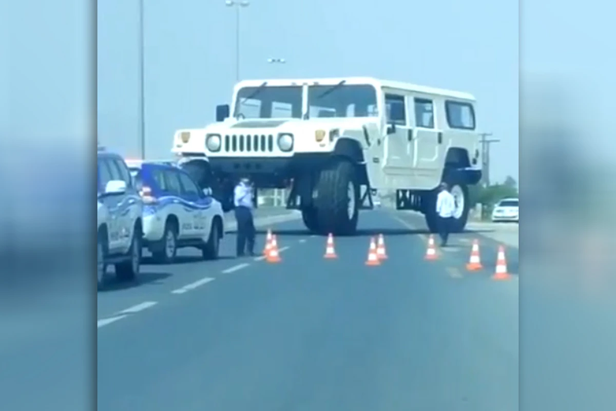 Ərəb şeyxinin lüks avtomobili tıxacda qaldı - Kömək üçün polislər gəldi - FOTO/VİDEO