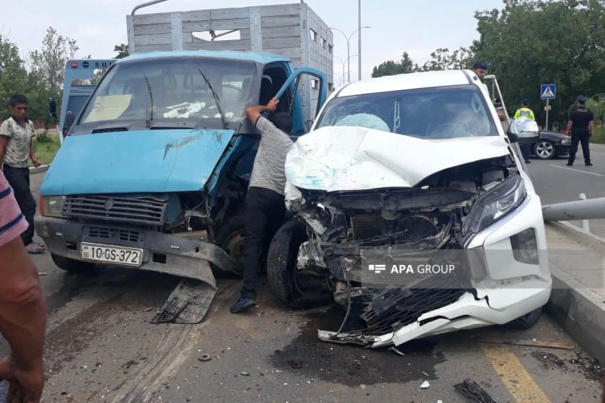 Gəncədə minik avtomobili yük maşını ilə toqquşub - FOTO
