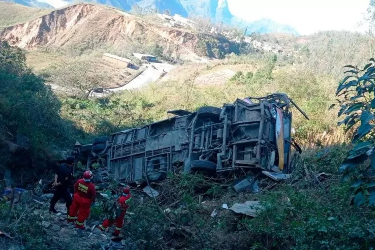 Peruda DƏHŞƏT: Avtobus uçuruma düşdü - Çox sayda ölü var