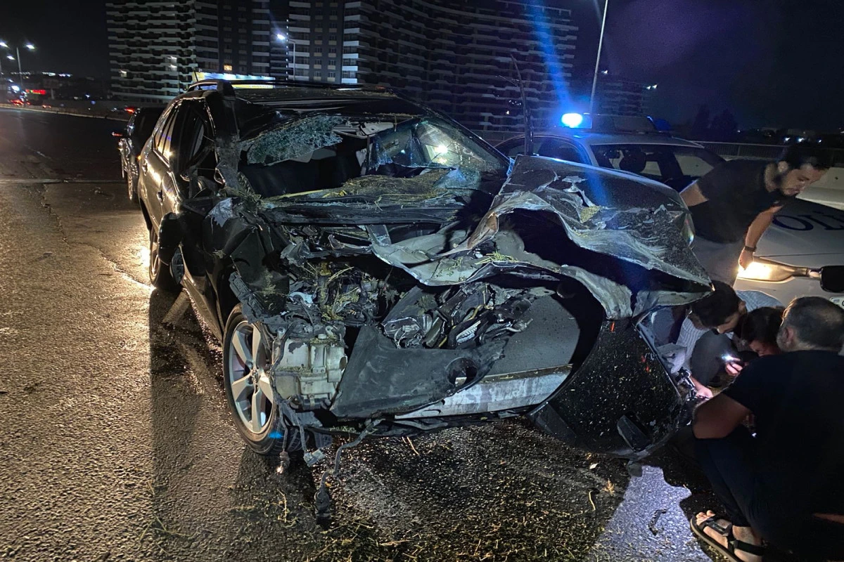 Bakı-Sumqayıt yolunda Lexus yük maşınına çırpılıb, xəsarət alan var - FOTO