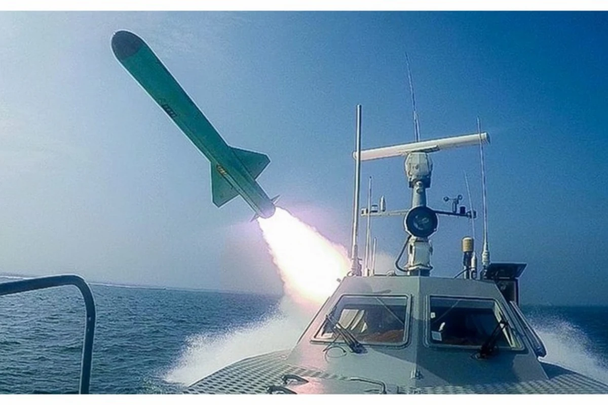 Иран начал военно-морские на спорных островах