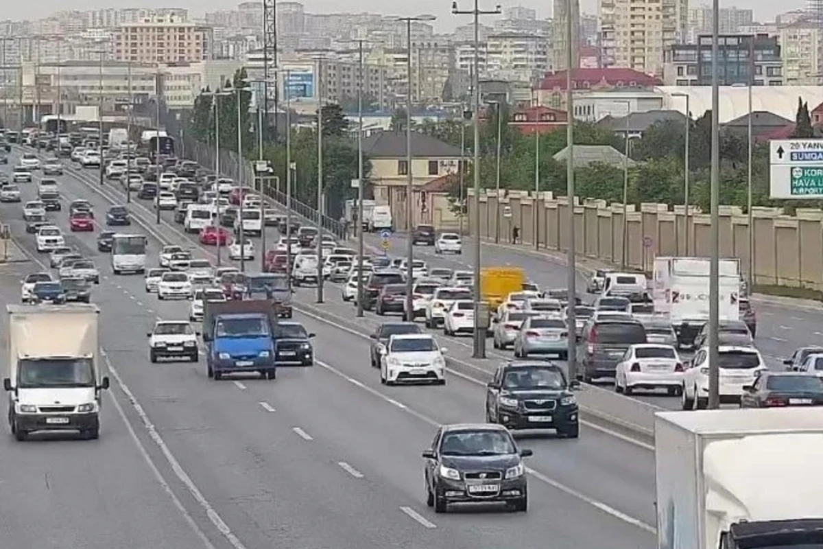 На некоторых дорогах Баку затруднено движение транспорта