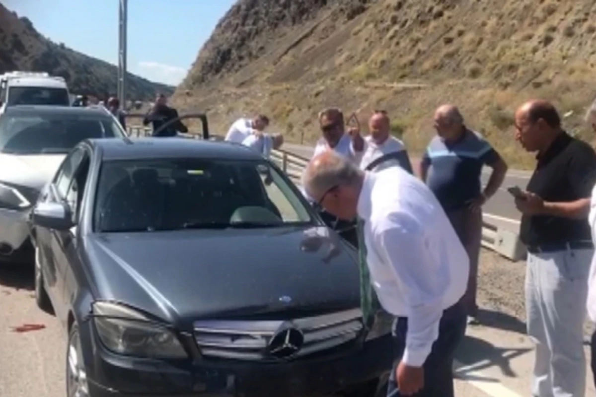 Kamal Kılıçdaroğlunun maşın karvanında zəncirvari qəza olub, yaralılar var - FOTO
