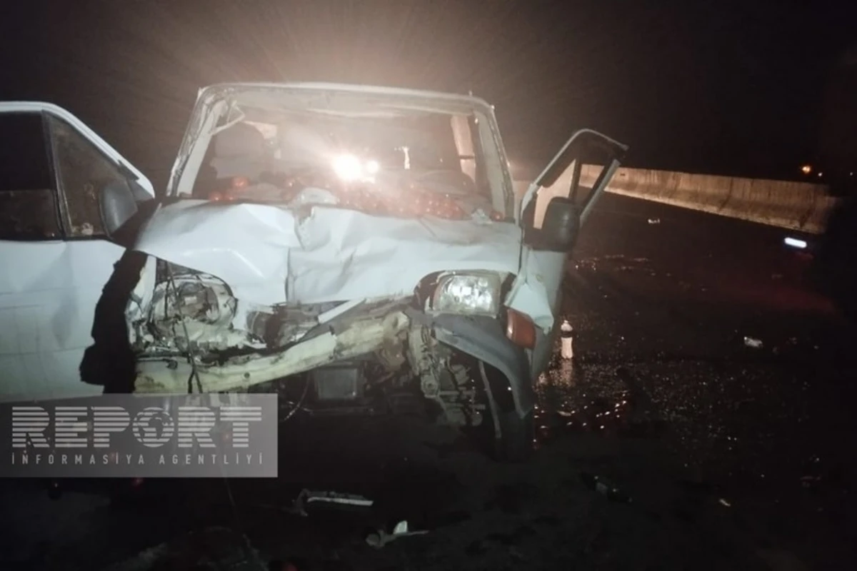 Azərbaycanda “Ford Tranzit” “KamAZ”a çırpılıb: Ölən və yaralanan var - FOTO