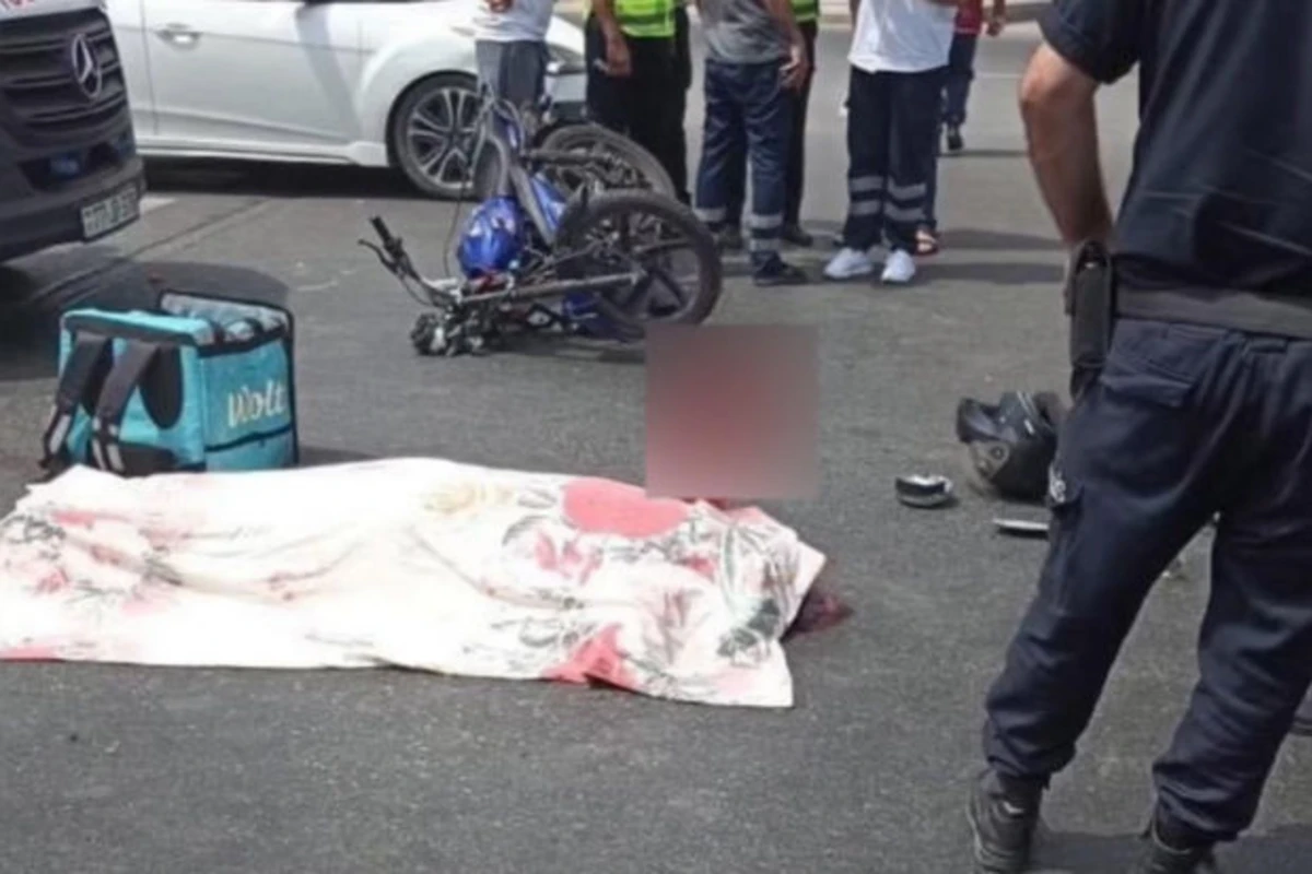 Bakıda motosiklet avtomobilə çırpıldı, ölən var - FOTO Bakıda motosiklet avtomobilə çırpıldı, ölən var - FOTO