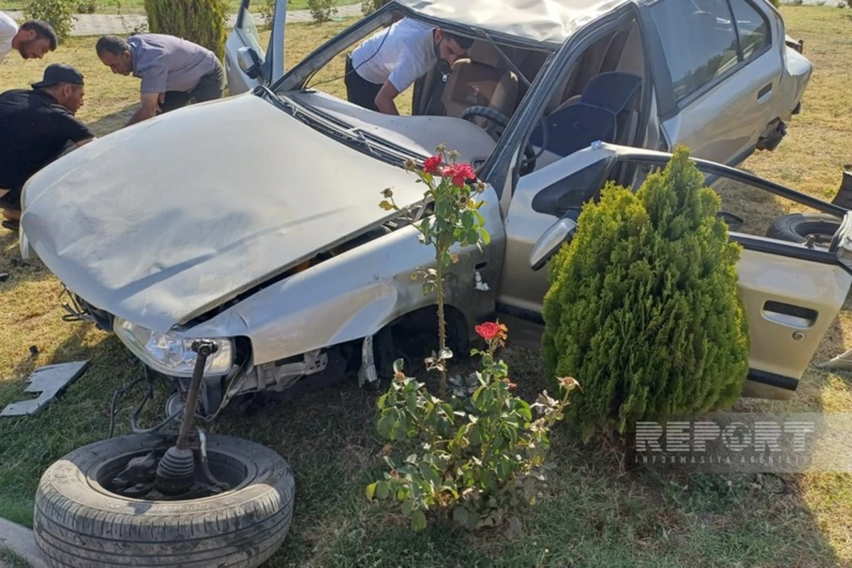 Naxçıvanda avtomobil bordürə dəyərək aşdı - FOTO Naxçıvanda avtomobil bordürə dəyərək aşdı - FOTO