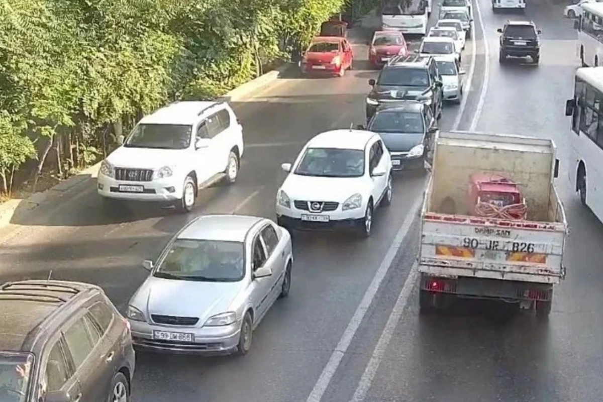 Bakının bir sıra yollarında tıxac yaranıb - SİYAHI