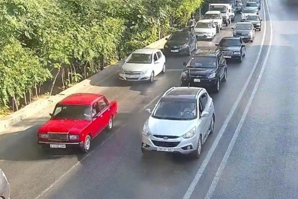 На некоторых дорогах Баку наблюдаются пробки