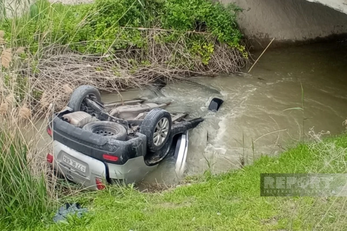 В Сабирабаде автомобиль опрокинулся в водоканал: есть погибший и пострадавшие