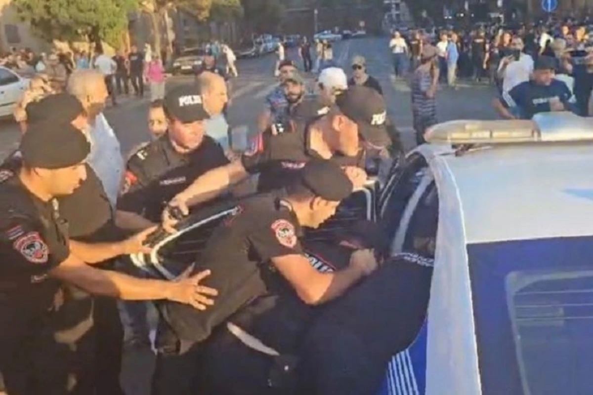 İrəvan polisi etirazçılara divan tutdu - VİDEO