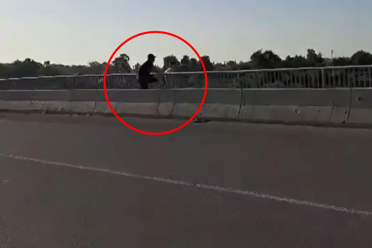 Polis özünü körpüdən atmaq istəyən qadını xilas etdi - VİDEO