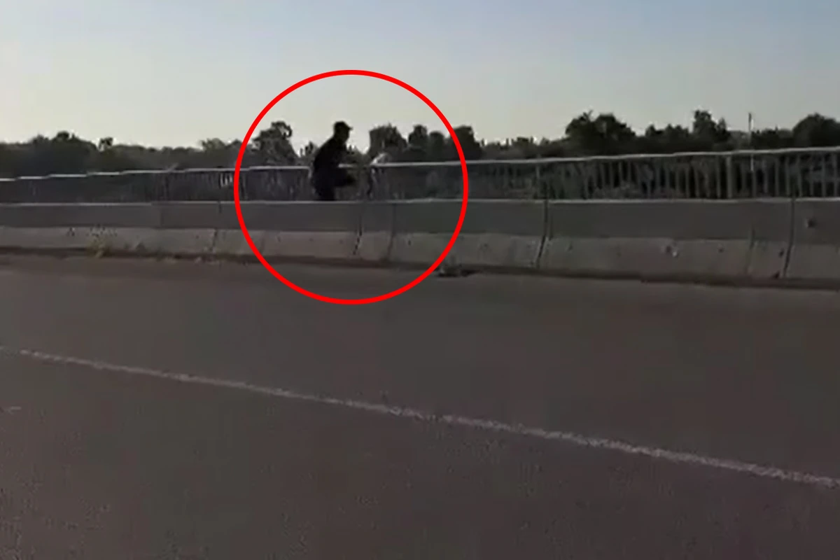 В Лянкяране сотрудник полиции спас девушку, пытавшуюся спрыгнуть с моста - ВИДЕО
