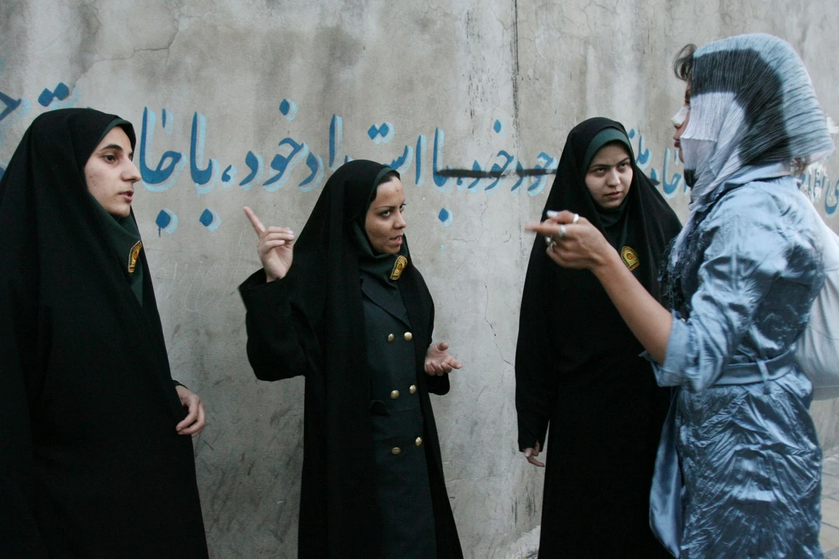 Tehran Şəhər Şurası sədrindən hicabla bağlı hərbi qüvvə təklifi: “Nəzarətçi kifayət deyil” - FOTO