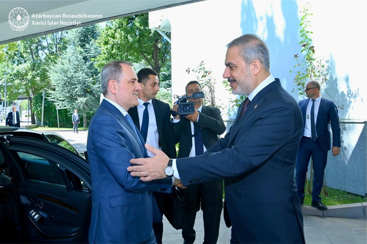 Ceyhun Bayramov Hakan Fidanı təbrik edib