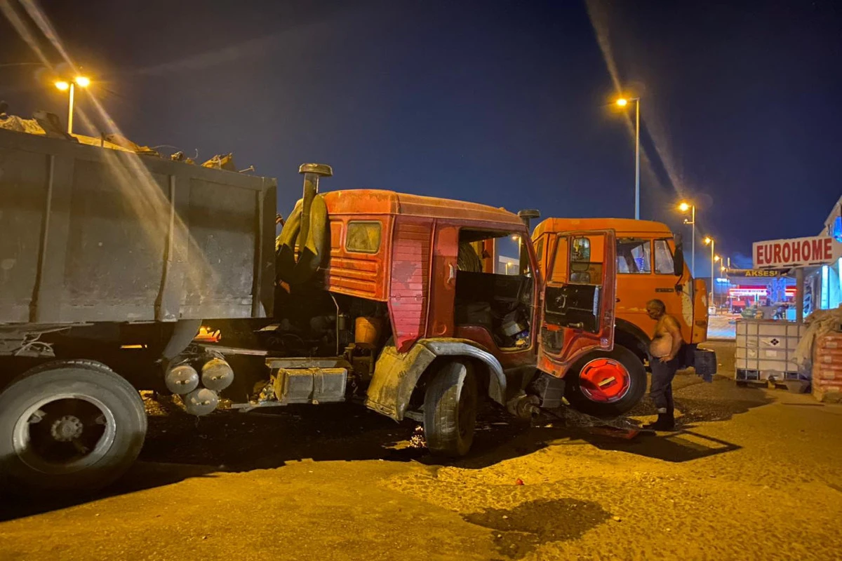 Bakıda yüklü KamAZlar qəza törədib - FOTO