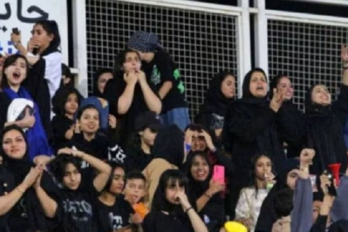44 ildən sonra qadınlar Tehran yaxınlığındakı stadiona gediblər - FOTO