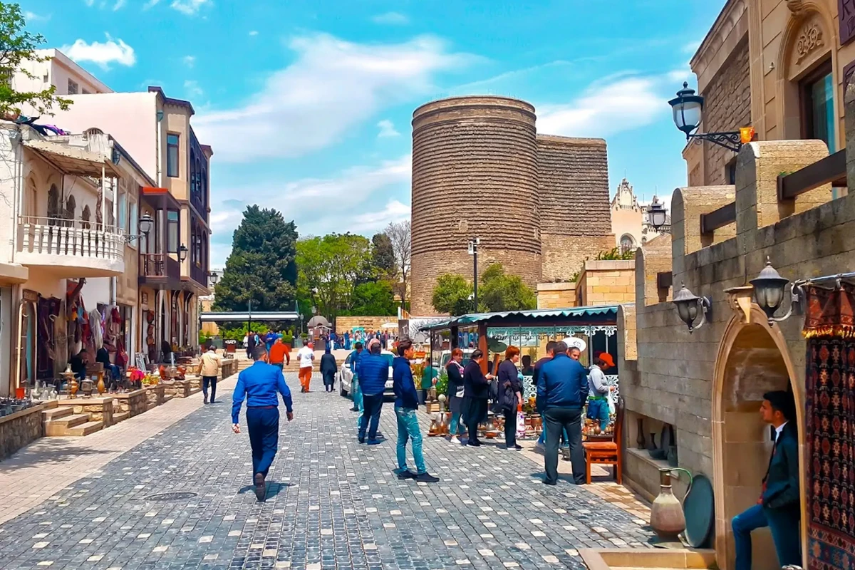 İçərişəhərdə söyüş söydü, bu qədər CƏRİMƏLƏNDİ
