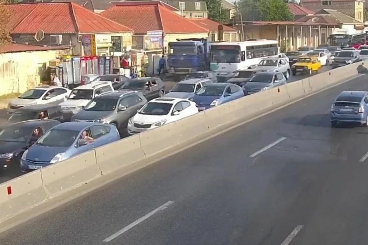 Bakının bir sıra yollarında tıxac yaranıb - SİYAHI